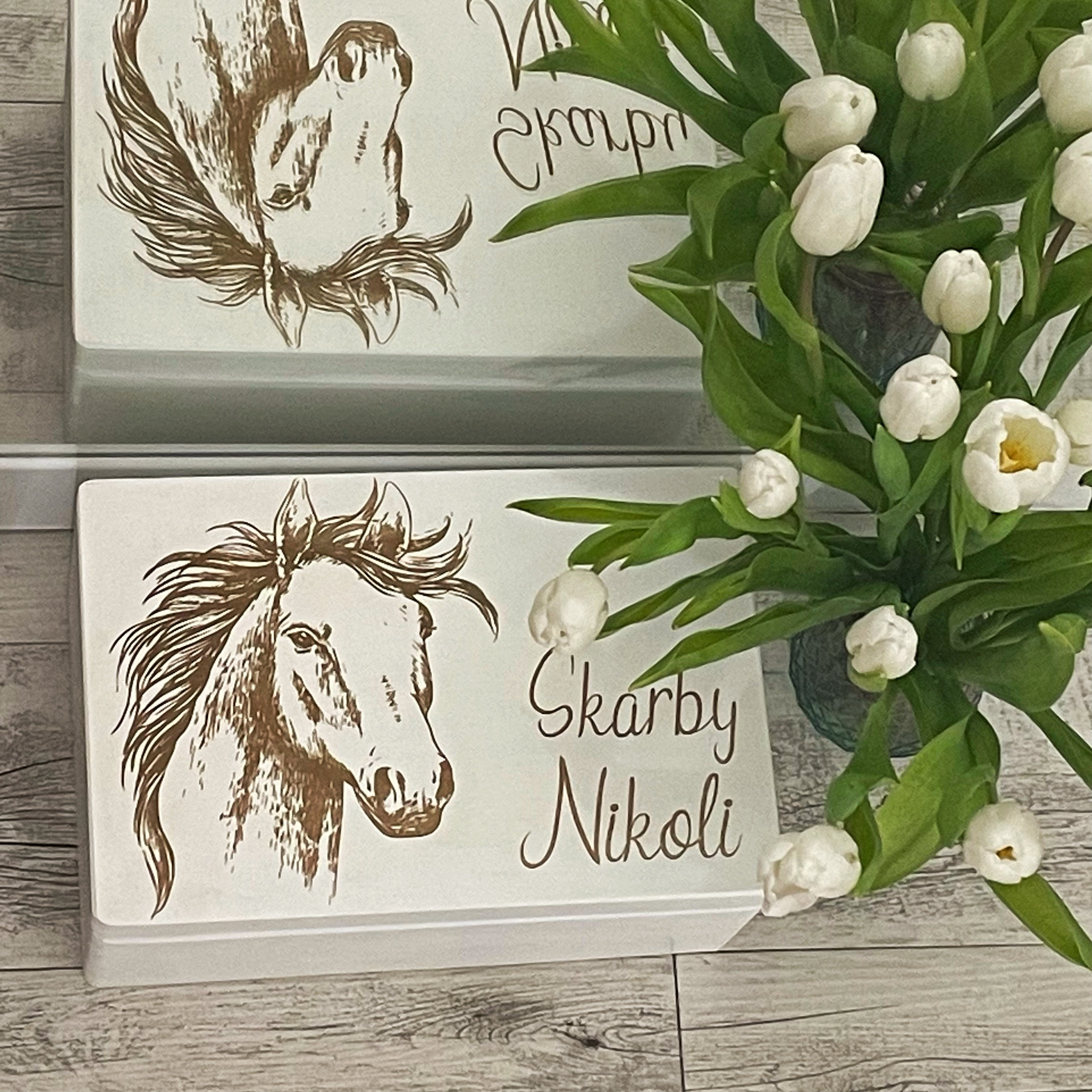 Biały kuferek 30cm z grawerowanym koniem i imieniem