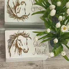 Biały kuferek 30cm z grawerowanym koniem i imieniem