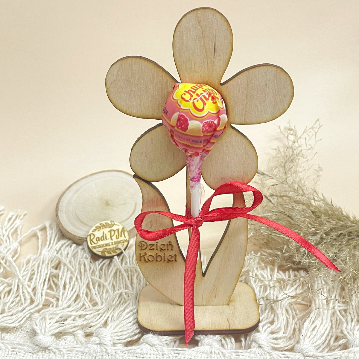 Kwiatek na lizaka ze sklejki z personalizacją  Dzień Kobiet